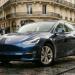 Berline électrique moderne aux lignes aérodynamiques garée sur un boulevard parisien sous la pluie, reflet dans les pavés mouillés